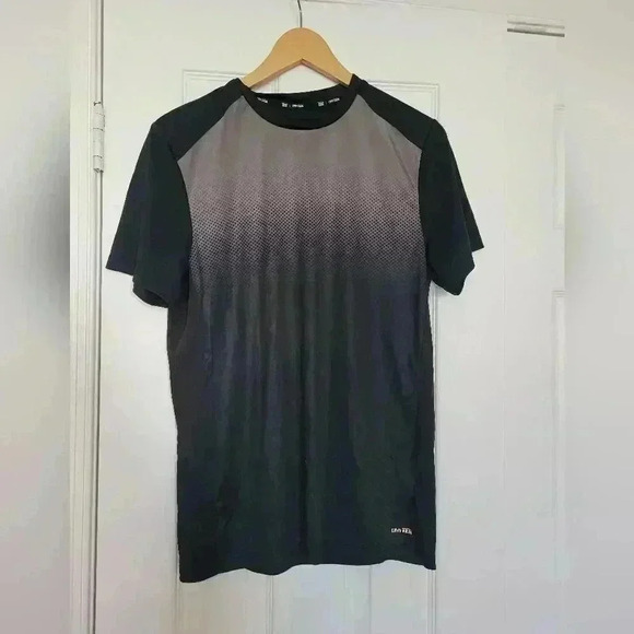 2 US Small Men's Dri-Fit shirt bundle EUC - Picture 2 of 8